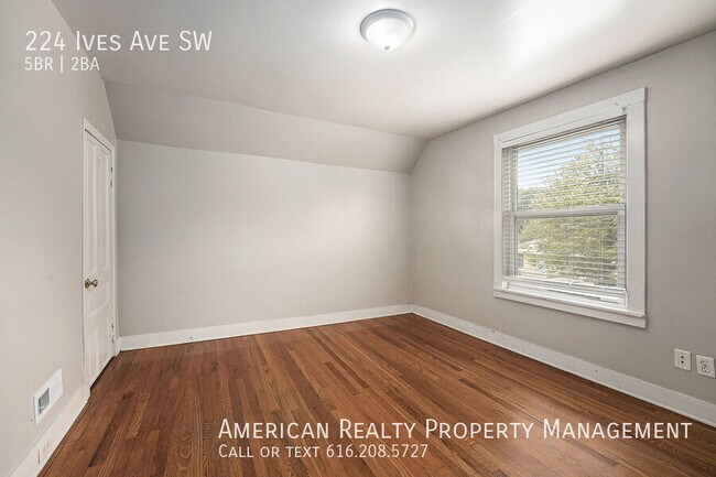 Building Photo - 224 Ives Ave SW