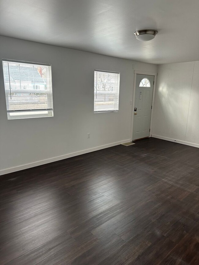 Building Photo - Newly Remodeled 3 Bedroom 1 Bath home with...