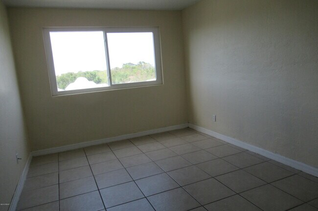 Building Photo - 732 N Halifax Ave