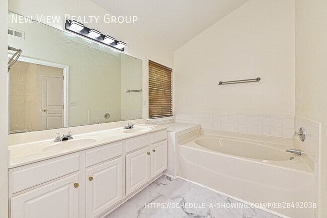 Building Photo - 10208 Old Carolina Dr