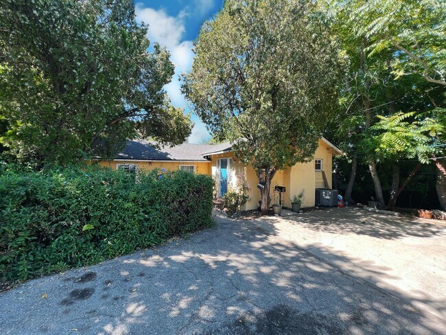 Building Photo - 2 bed 1 bath + Bonus Room