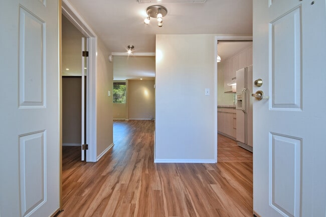 Building Photo - Luxurious 1+bdr, 1bath condo in prime Sher...