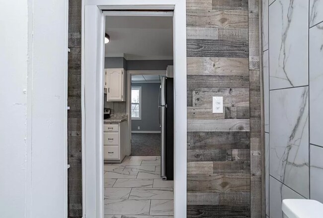 Building Photo - 801 Lake View Dr