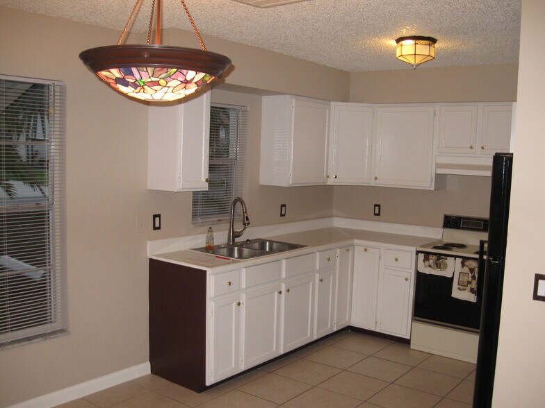 Kitchen - 4641 SE 5th Plz