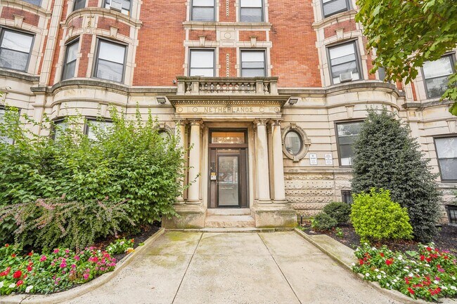 Building Photo - 4300 Chestnut St