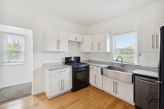 Building Photo - $1650 - Large 4 Bedroom, Renovated Home
