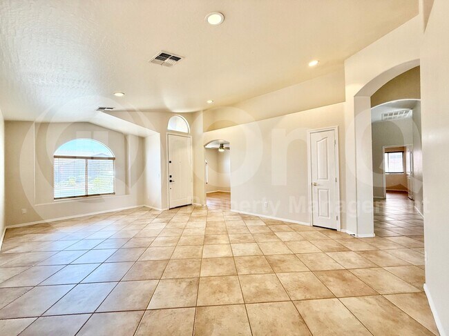 Building Photo - 4234 E Redwood Ln