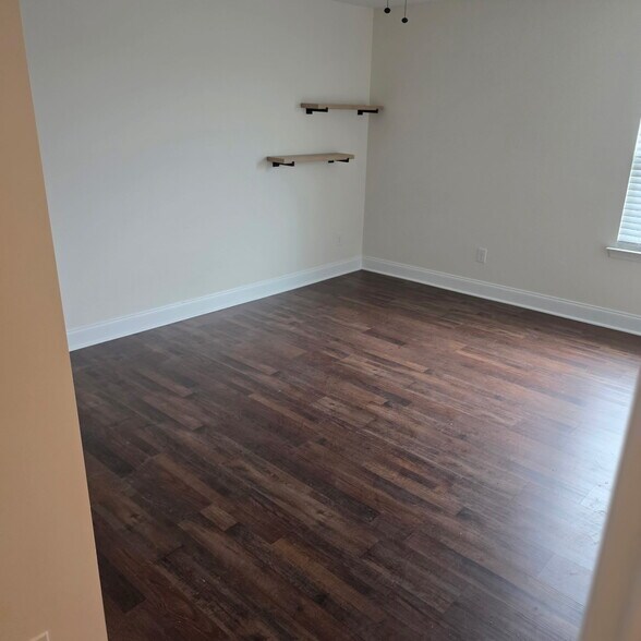 Building Photo - 466 Carriage House Ln