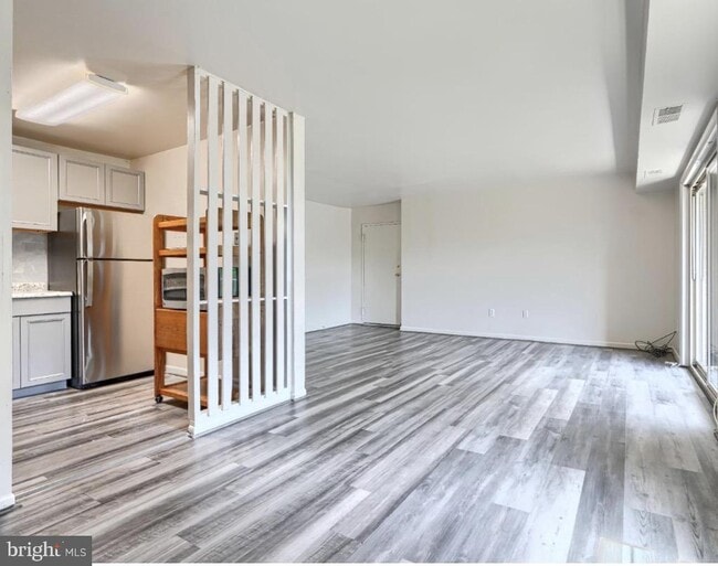 Building Photo - 14 Mountbatten Ct