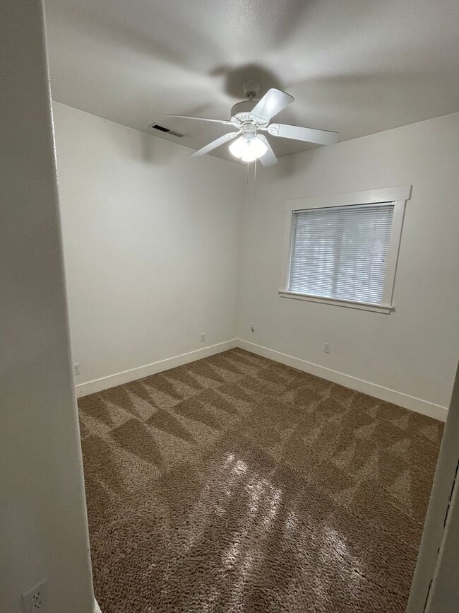 Building Photo - 2 Bedroom 1 1/2 Bath  on Bidwell Park!!