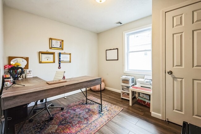 Building Photo - 10 Clapp St