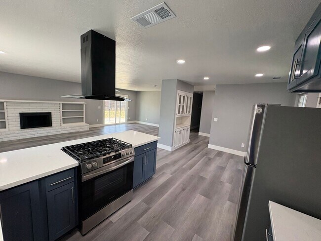 Building Photo - Solar equipped Lemoore home Available Now!