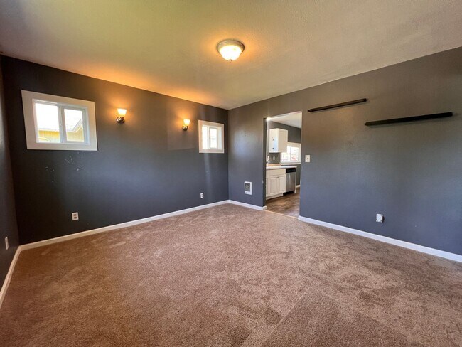 Building Photo - Longview Bungalow with Large Yard!