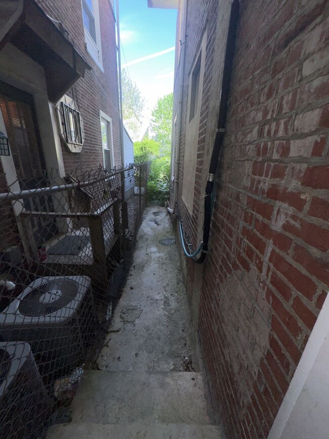 Building Photo - 1735 Willington St