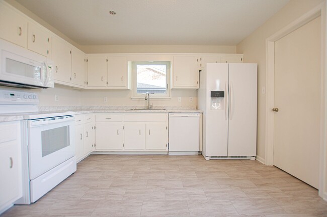 Building Photo - Pet Friendly Three Bedroom!