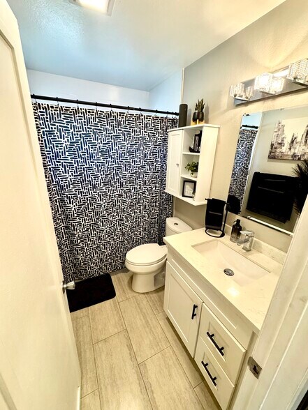 Building Photo - 1151 W Badillo St