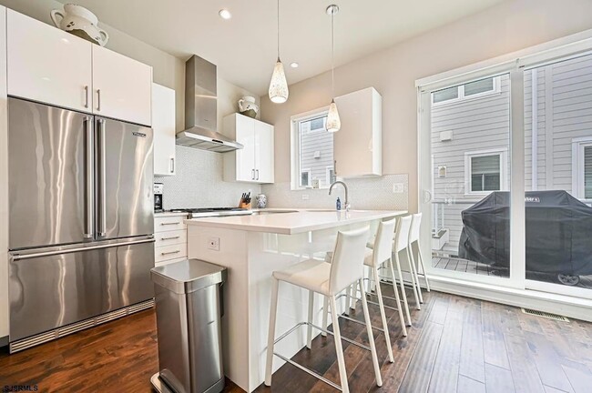 Building Photo - 112 S Weymouth Ave