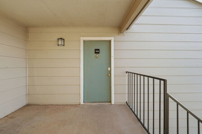 Building Photo - 2102 W Loop 289 Acc Rd