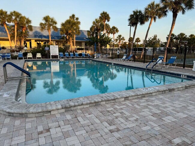 Building Photo - "Charming 2-Bed Furnished Annual Retreat in Venice, FL – Your Cozy Home Awaits!"