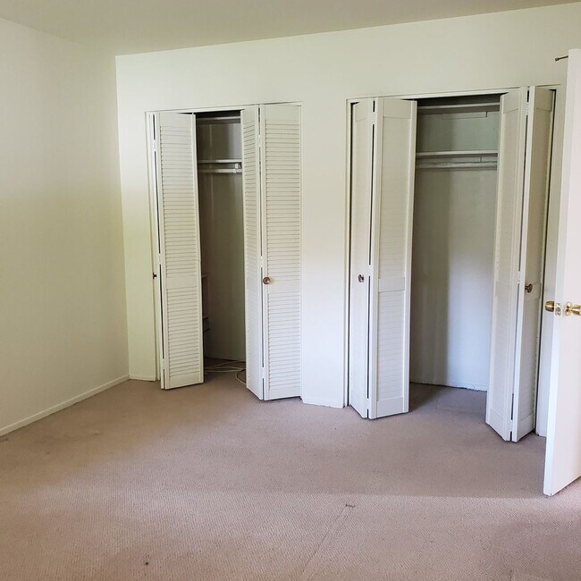 Building Photo - Pinole Crest 2 bedroom/2 bath Condo ~Light...