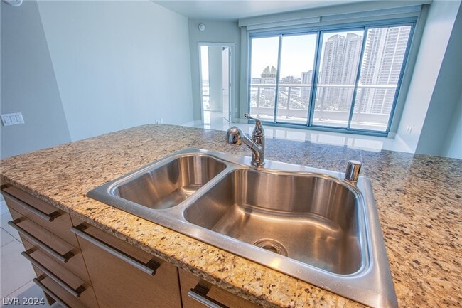 Building Photo - 222 Karen Ave