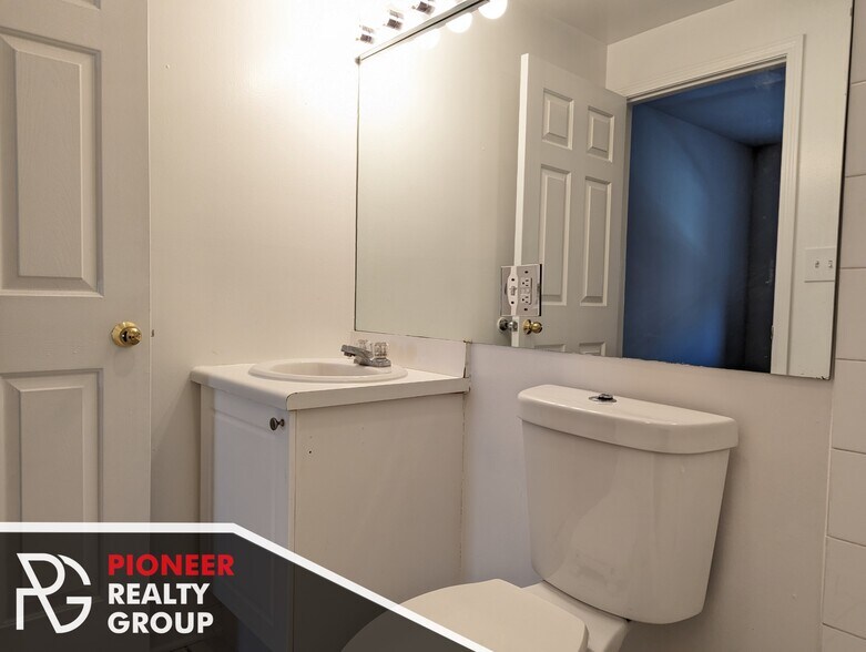 Building Photo - 914 W Dakin St