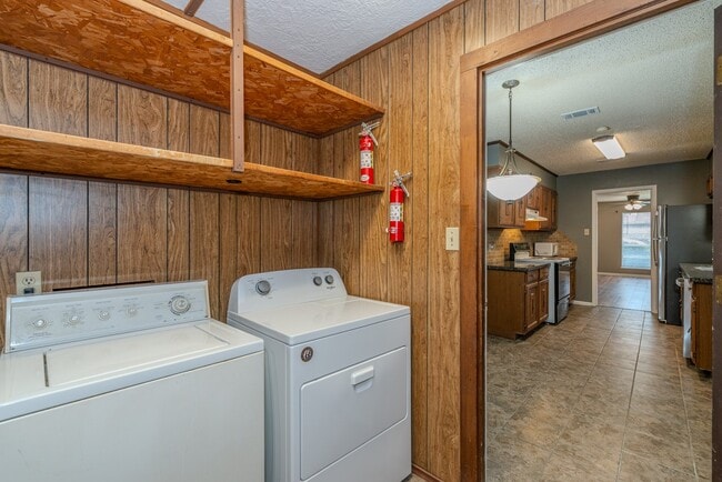 Building Photo - 6638 Lexington Dr