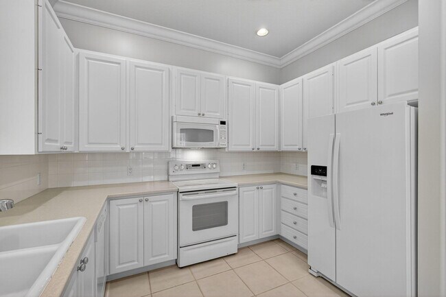 Building Photo - 121 Savona Dr