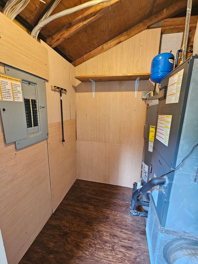 Building Photo - Recently renovated condo near Crabtree!