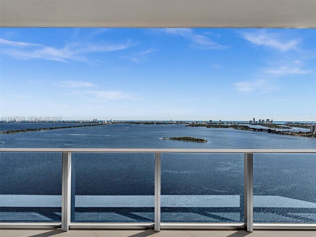 Building Photo - 700 NE 24th St