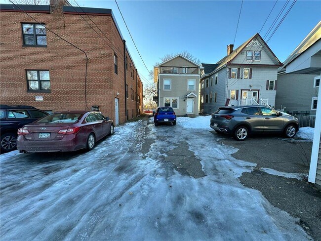 Building Photo - 629 SE Oak St