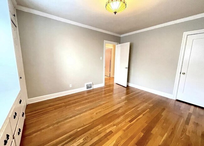 Building Photo - 1127 Clark Way