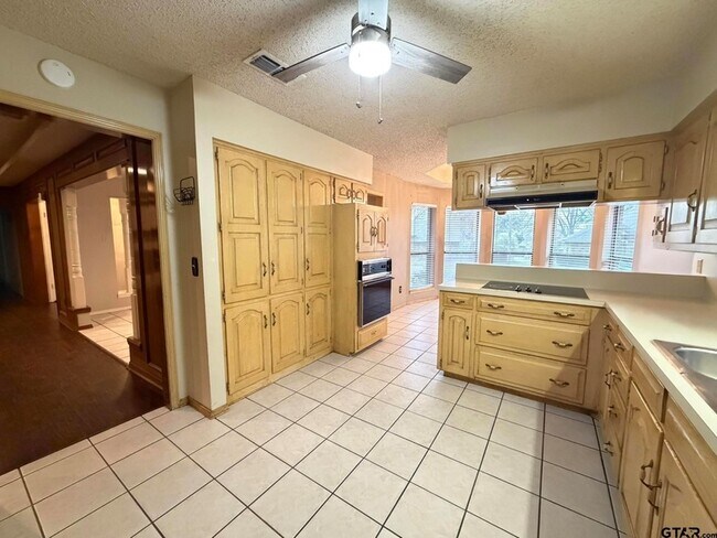 Building Photo - 2304 Deanna Ave