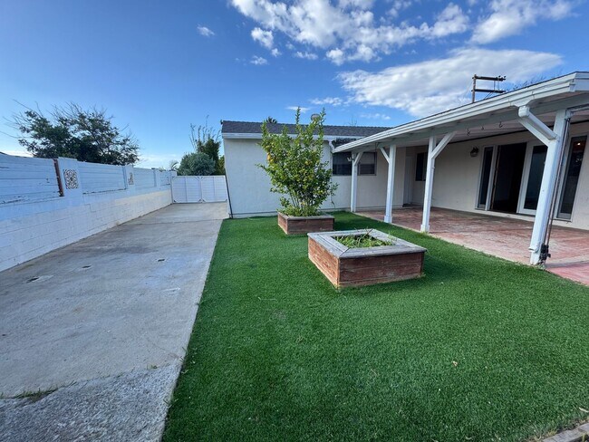 Building Photo - 3BD/2BA HOME AVAILABLE IN NORTH CLAIREMONT ONLY $4,195!