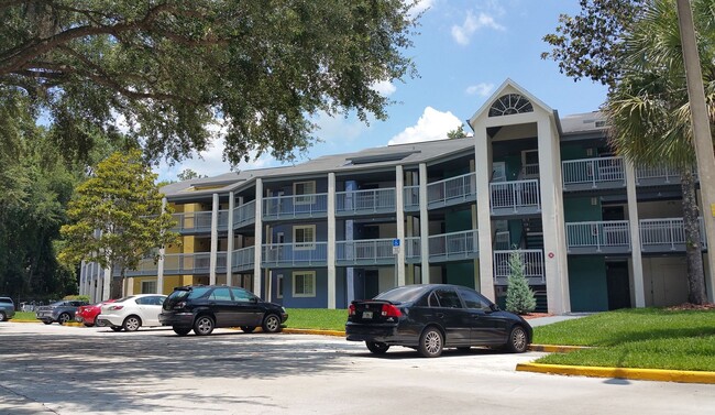 Building Photo - 2 bed 2 bath Condo close to UF