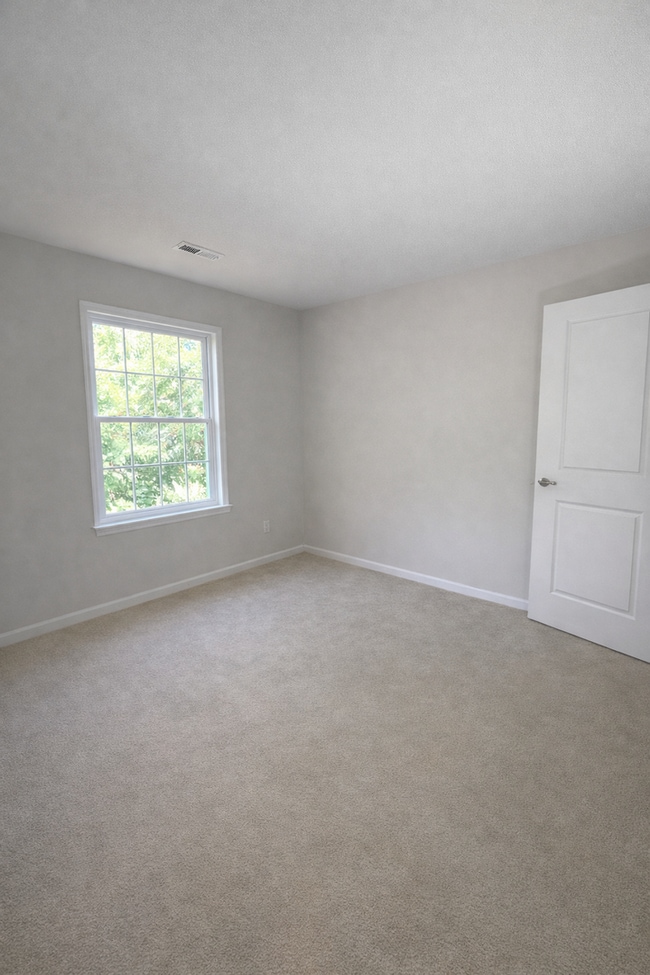 Building Photo - Move-in ready Townhome!