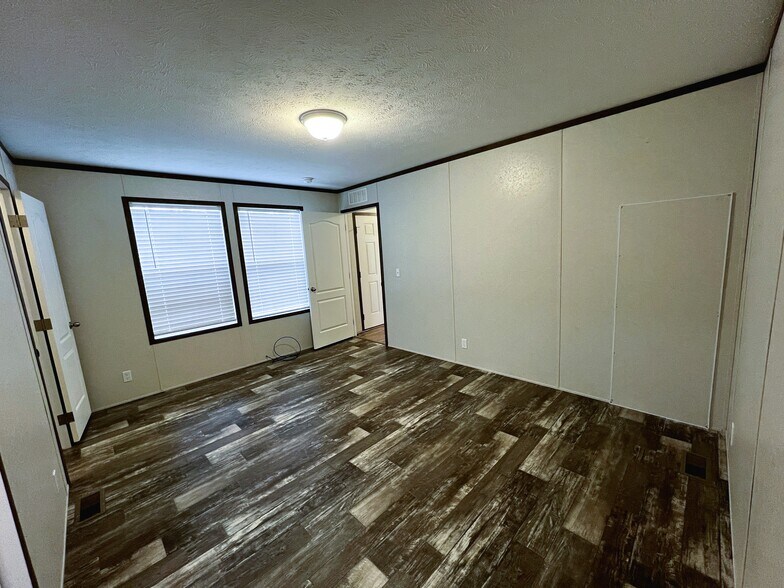 Building Photo - 38055 Leverette Ave