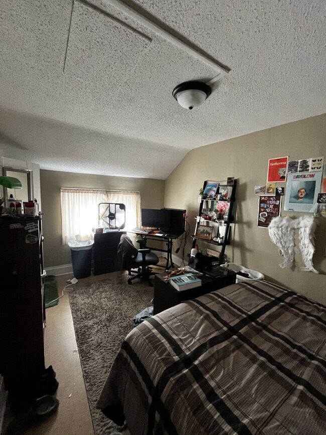 Building Photo - Huge 6 Bed 2 Bath close to UWEC
