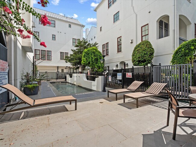 Building Photo - 249 E 27th St