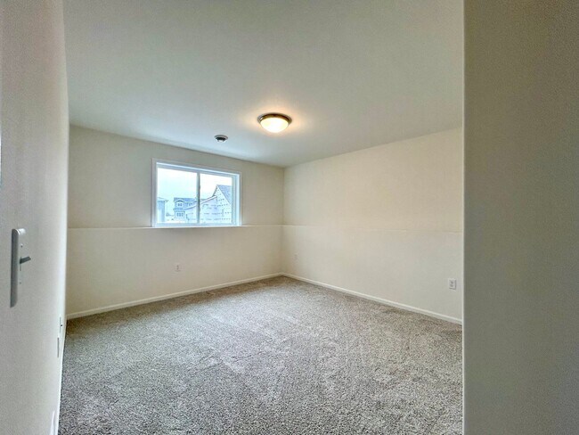 Building Photo - Spacious & Stylish 4-Bed Home with Modern Finishes and Attached 2-Stall Garage