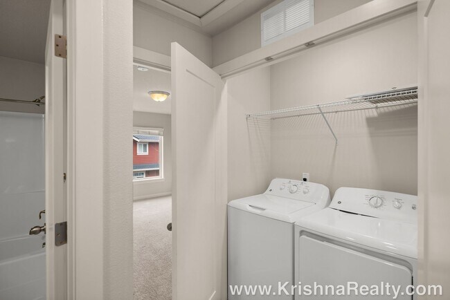 Building Photo - Lovely 3 BR | 2.5 BA Townhome | Hillsboro | Minutes from Orenco Station | Excellent Location!