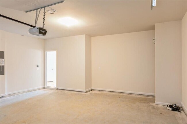 Building Photo - 625 Mackenzie Cv