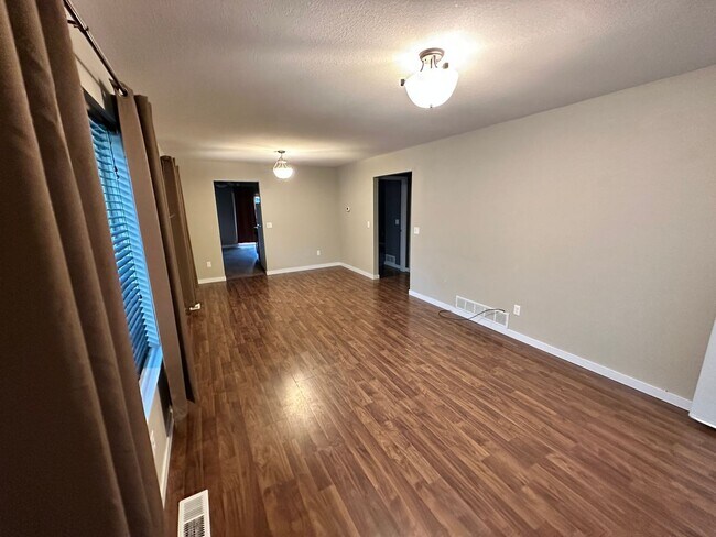 Building Photo - Cute 3 bed 2 bath House Available Now!