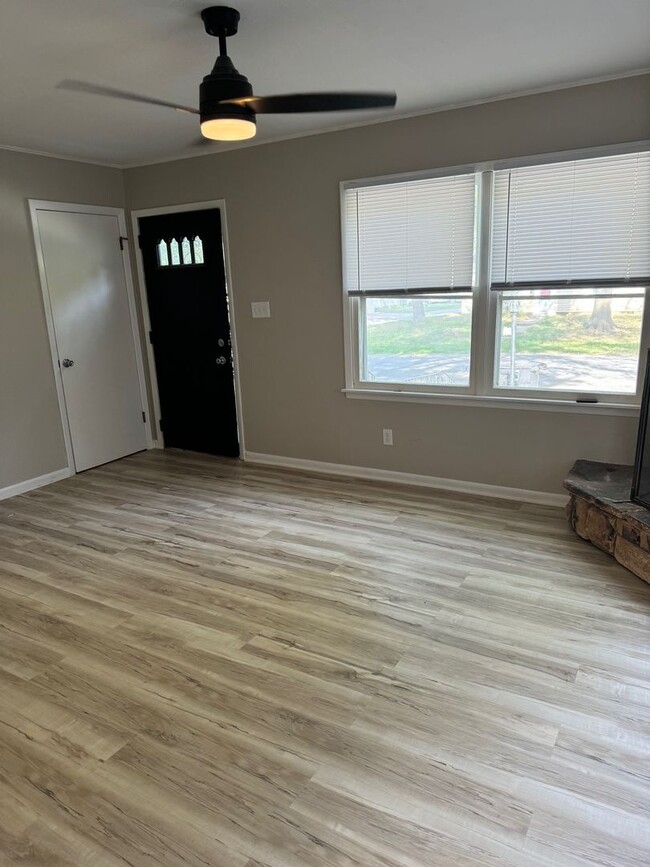 Building Photo - 2 Bedroom 1 Bathroom in Moline! 1/2 off 1s...