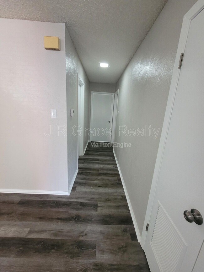 Building Photo - 2225 Charboneau Dr