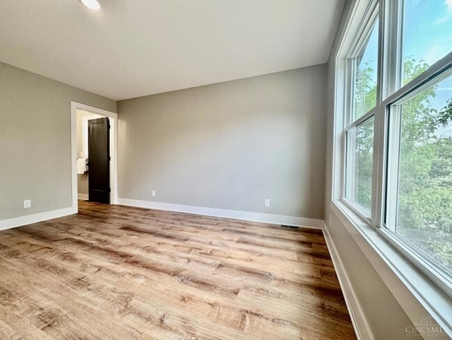Building Photo - 4605 Thoburne St