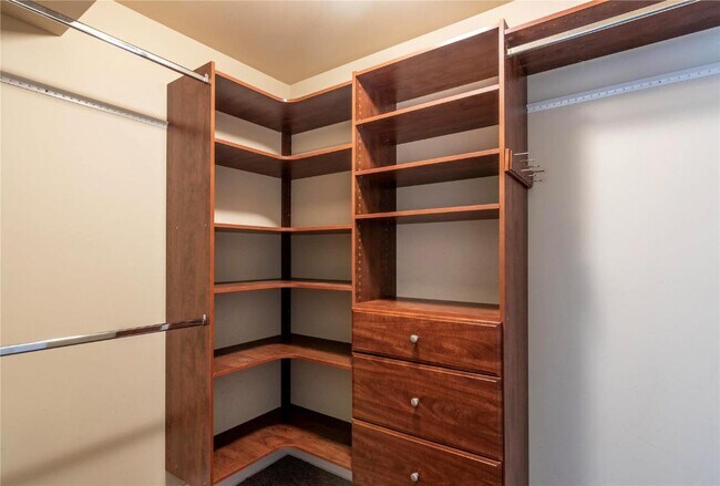 Building Photo - 610 Forest Ct