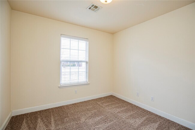 Building Photo - 520 Bonanza St