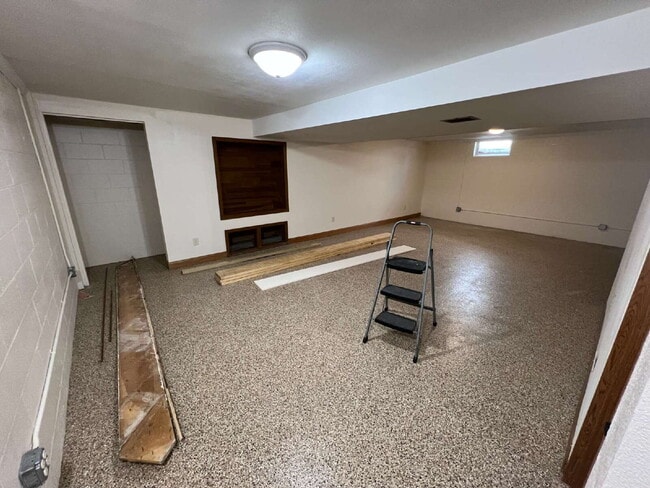 Building Photo - 1/2 Off First Month's Rent! - Newly remode...