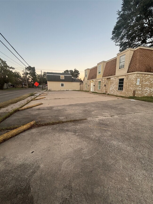 Building Photo - 216 S Pruett St